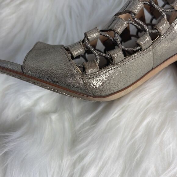 Vince Camuto Esray Metallic Gold Leather Perforated Heels Sz 7 - Picture 7 of 7